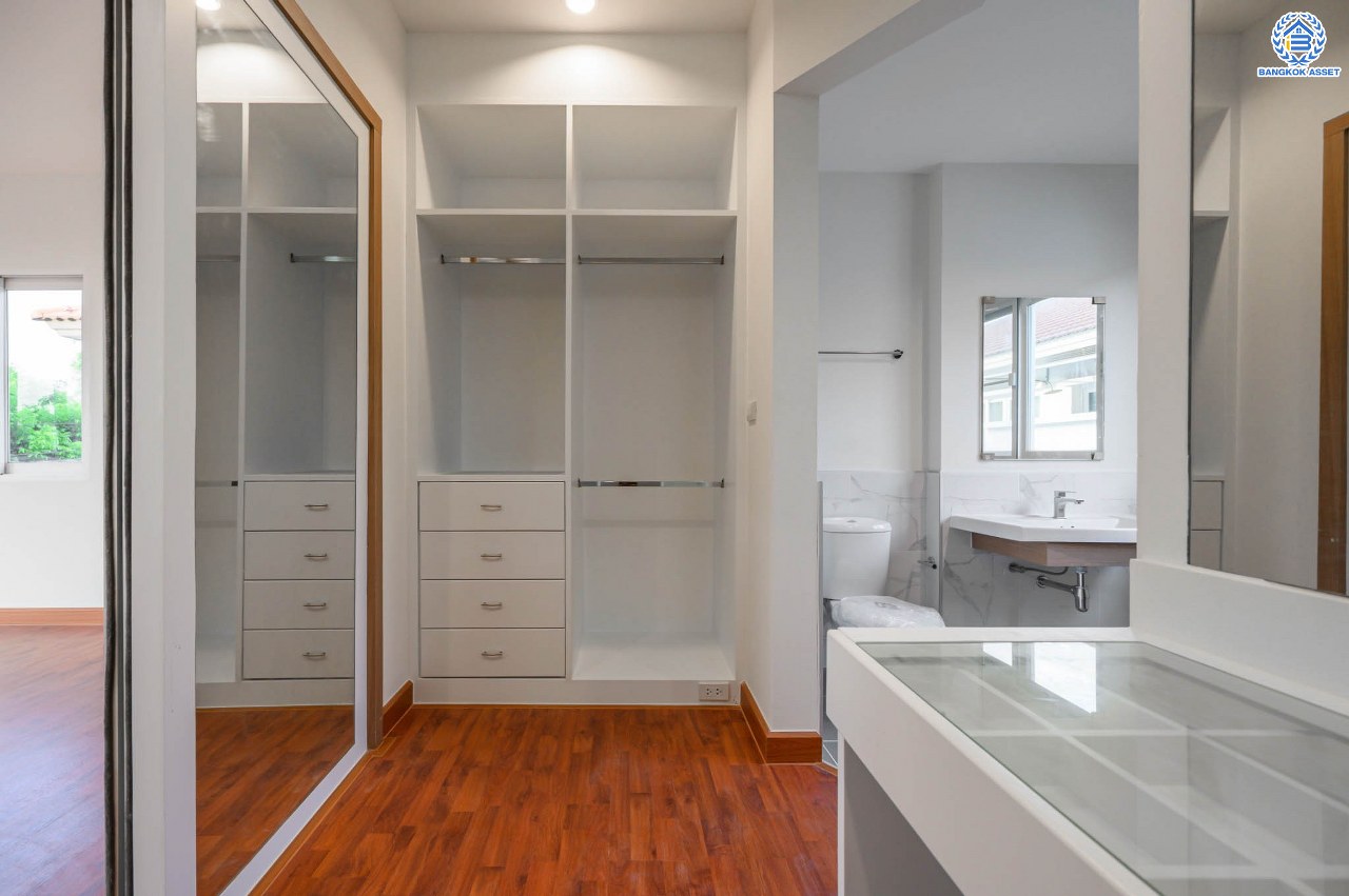 บ้านมือสองตกแต่งใหม่ โครงการ คาซ่าแกรนด์ รัตนาธิเบศร์-ราชพฤกษ์ บ้านเดี่ยวจากแบรนด์ Q.House เนื้อที่ 68 ตร.ว. ฟังก์ชัน 3 ห้องนอน 4 ห้องน้ำ 1 ห้องแม่บ้าน จอดรถได้ถึง 2 คัน พร้อม Facilities ครบครัน บนทำเลเดินทางสะดวก ติดถนนราชพฤกษ์ ใกล้เซ็นทรัลเวสต์เกต และรถไฟฟ้าสายสีม่วง "สถานีบางรักใหญ่"